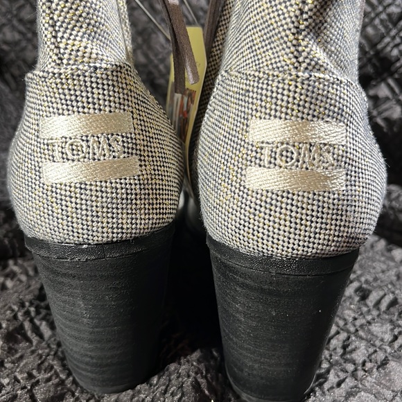 NWT TOMS SZ 6.5 peep toe booties. Castle rock grey, metallic linen. - Picture 4 of 8